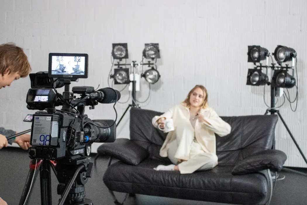 Core Programm der Filmschauspielschule Zürich – Schauspielstudentin trainiert eine Szene vor laufender Kamera im praxisnahen Studio.