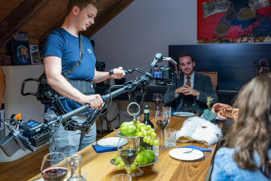 Filmschauspielschule Zürich Pro Programm – professionelle Filmproduktion mit Kameraoperator und szenischer Arbeit am Set.