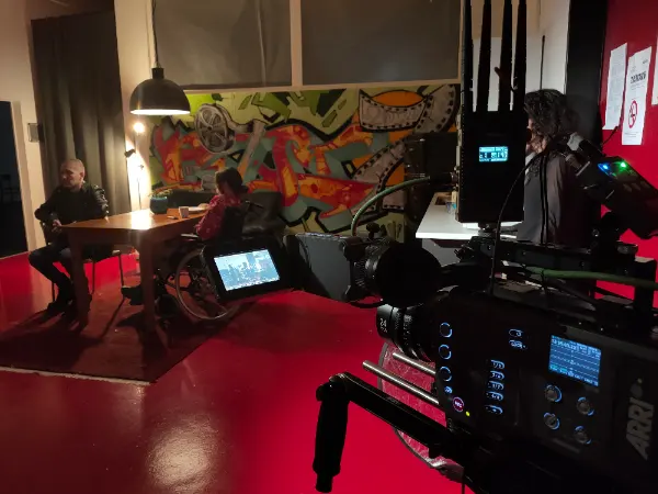 Acting Master Programm der Filmschauspielschule Zürich: Filmszene mit Profi-Kameratechnik, Regiearbeit und Drehsituation im realen Produktionsumfeld