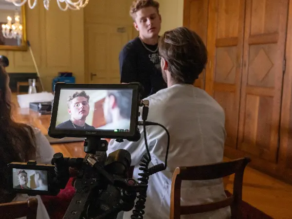 Acting Pro Programm der Filmschauspielschule Zürich: Schauspielschueler bei professionellem Kameratraining mit Filmkamera und Live-Monitor am Set