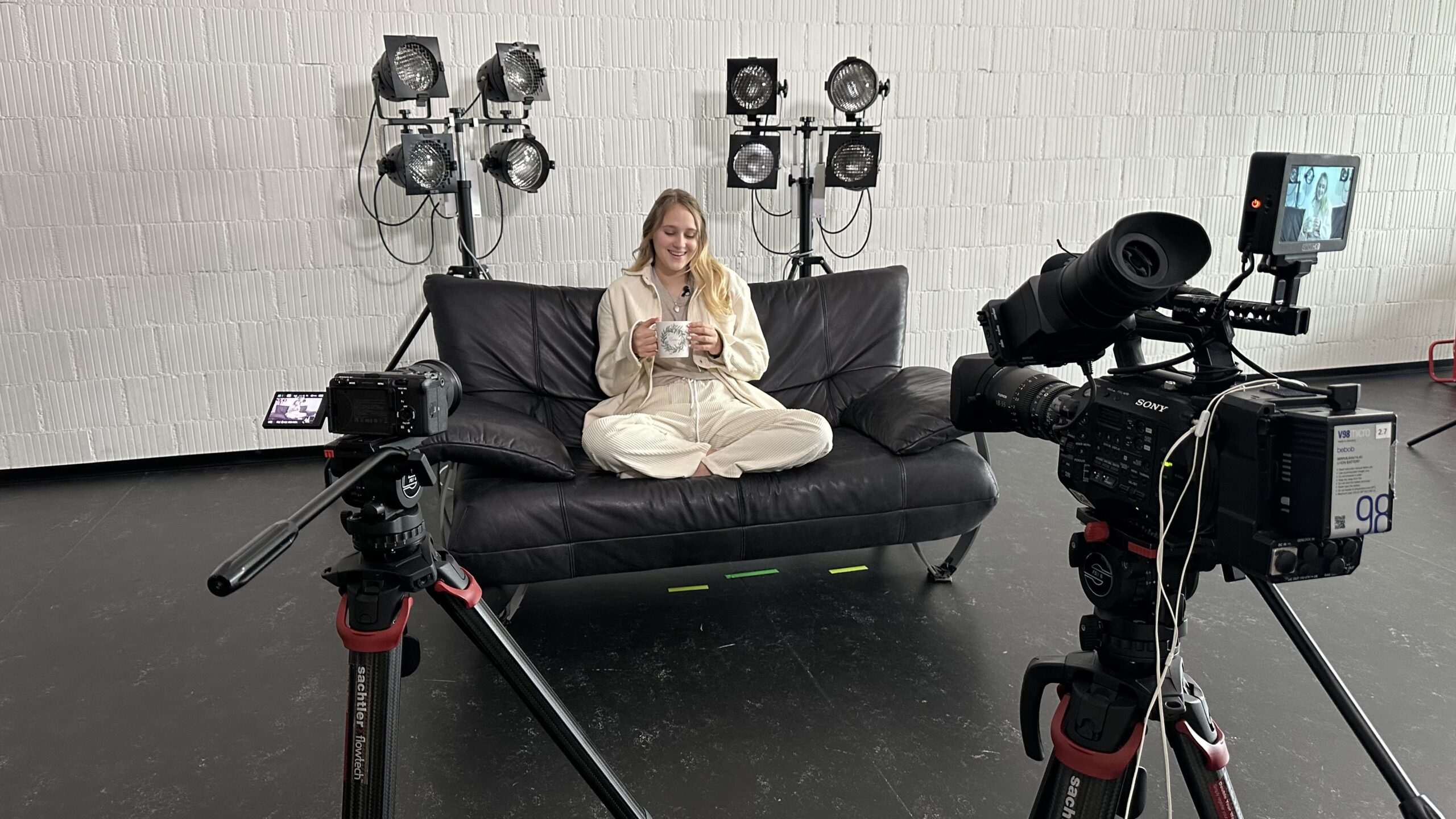 Core Programm der Filmschauspielschule Zürich – Schauspielstudentin trainiert eine Szene vor laufender Kamera im praxisnahen Studio.